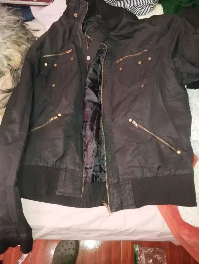 Chaqueta negra con cierre y bolsillos - miniatura 1