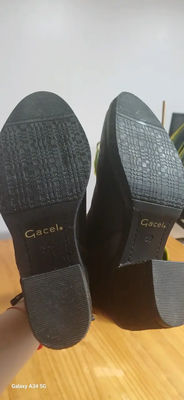 Botines de cuero negro con cierre lateral marca Gacel - 1