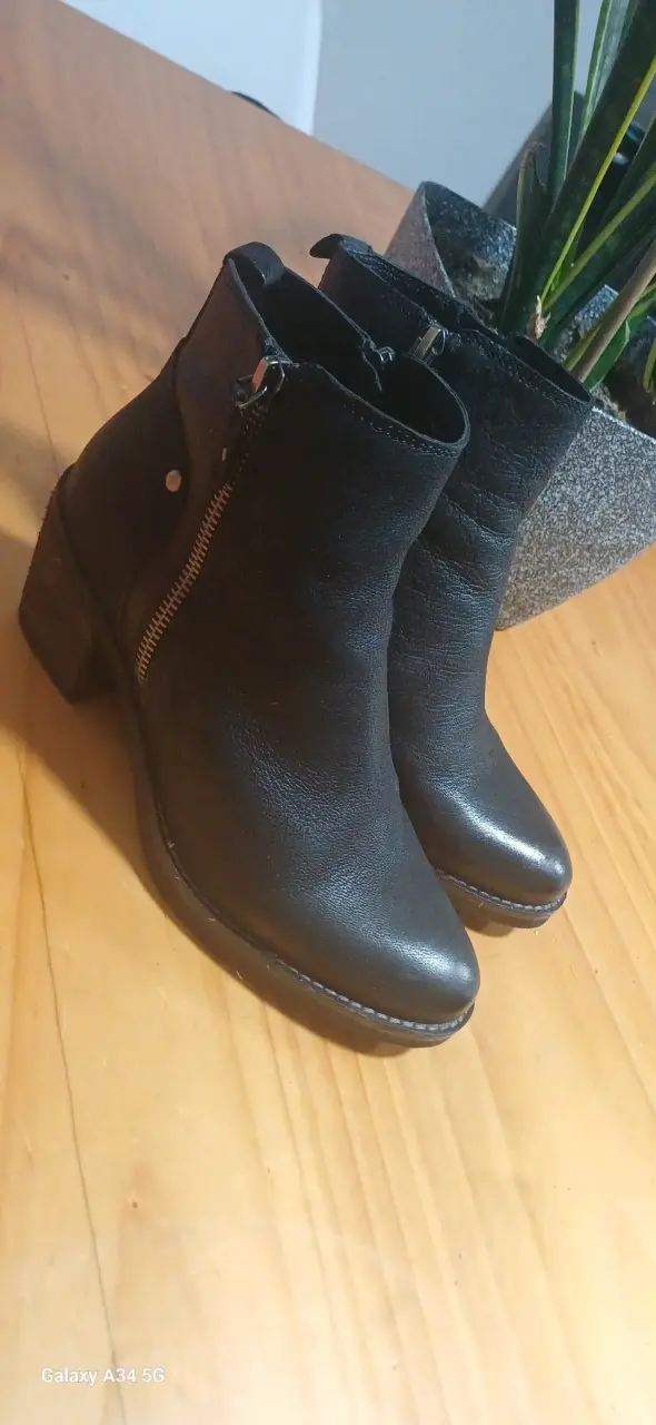 Botines de cuero negro con cierre lateral marca Gacel - 2