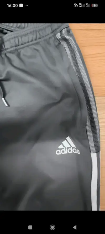 Pantalones deportivos Adidas grises con franjas - miniatura 2