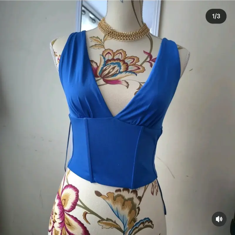 Top azul con escote en V Stradivarius - 1