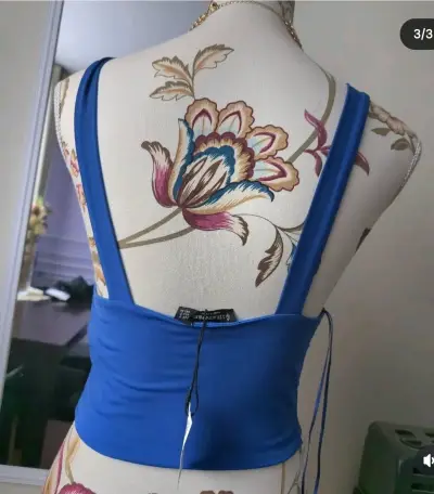 Top azul con escote en V Stradivarius - miniatura 2