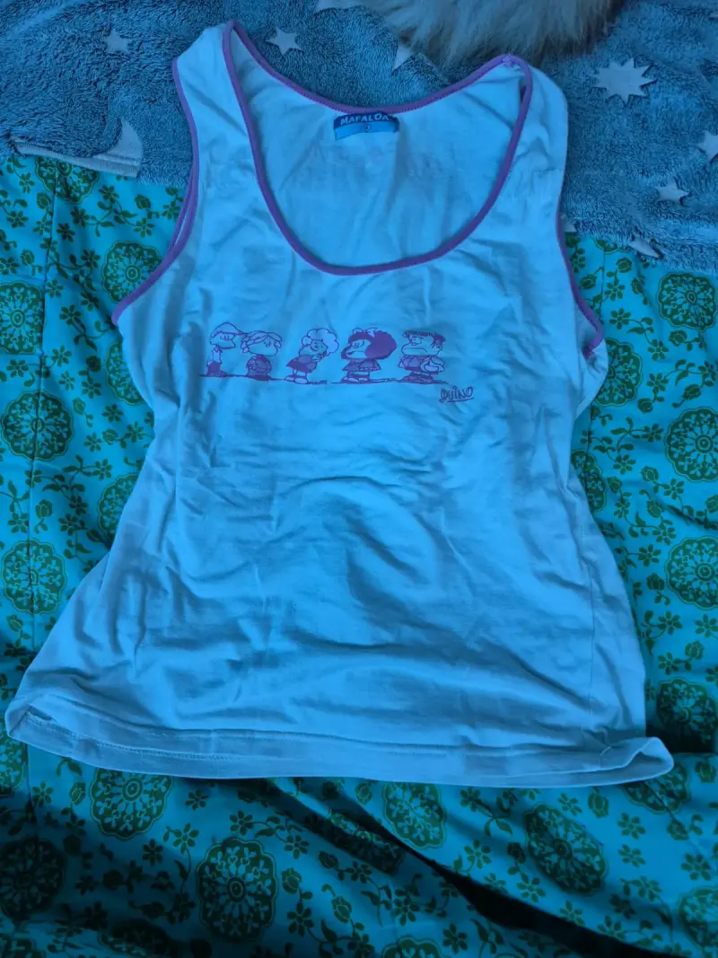 Polera sin mangas Mafalda blanca con borde rosa