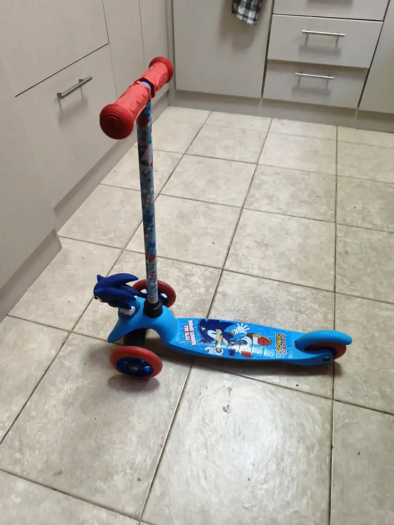 Patinete infantil azul de Sonic - 1