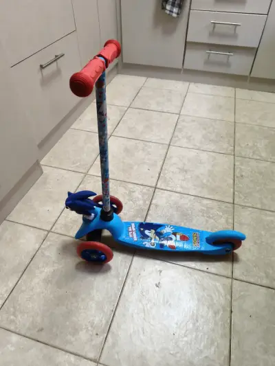 Patinete infantil azul de Sonic - miniatura 1