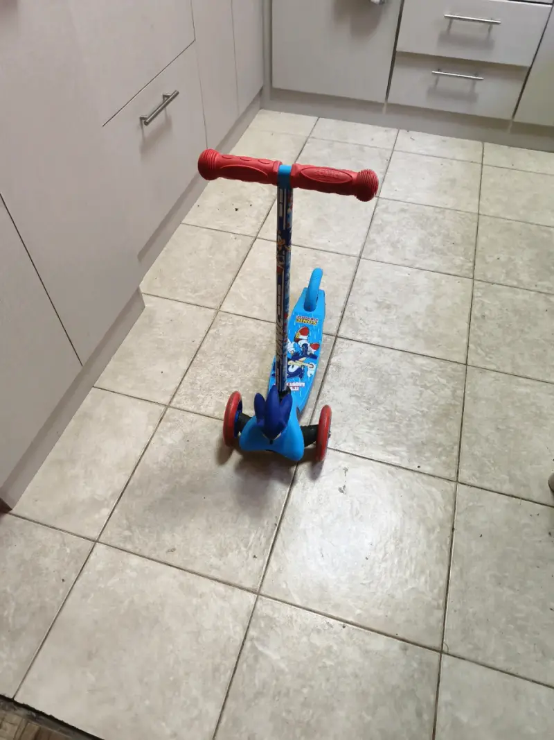 Patinete infantil azul de Sonic - 2