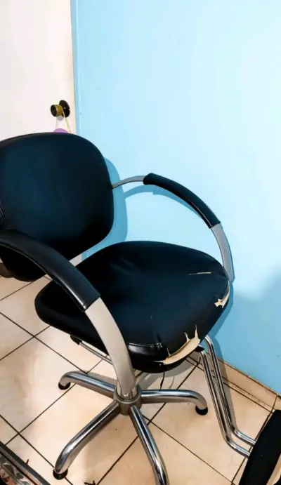 Silla de peluquería negra con base cromada - miniatura 2