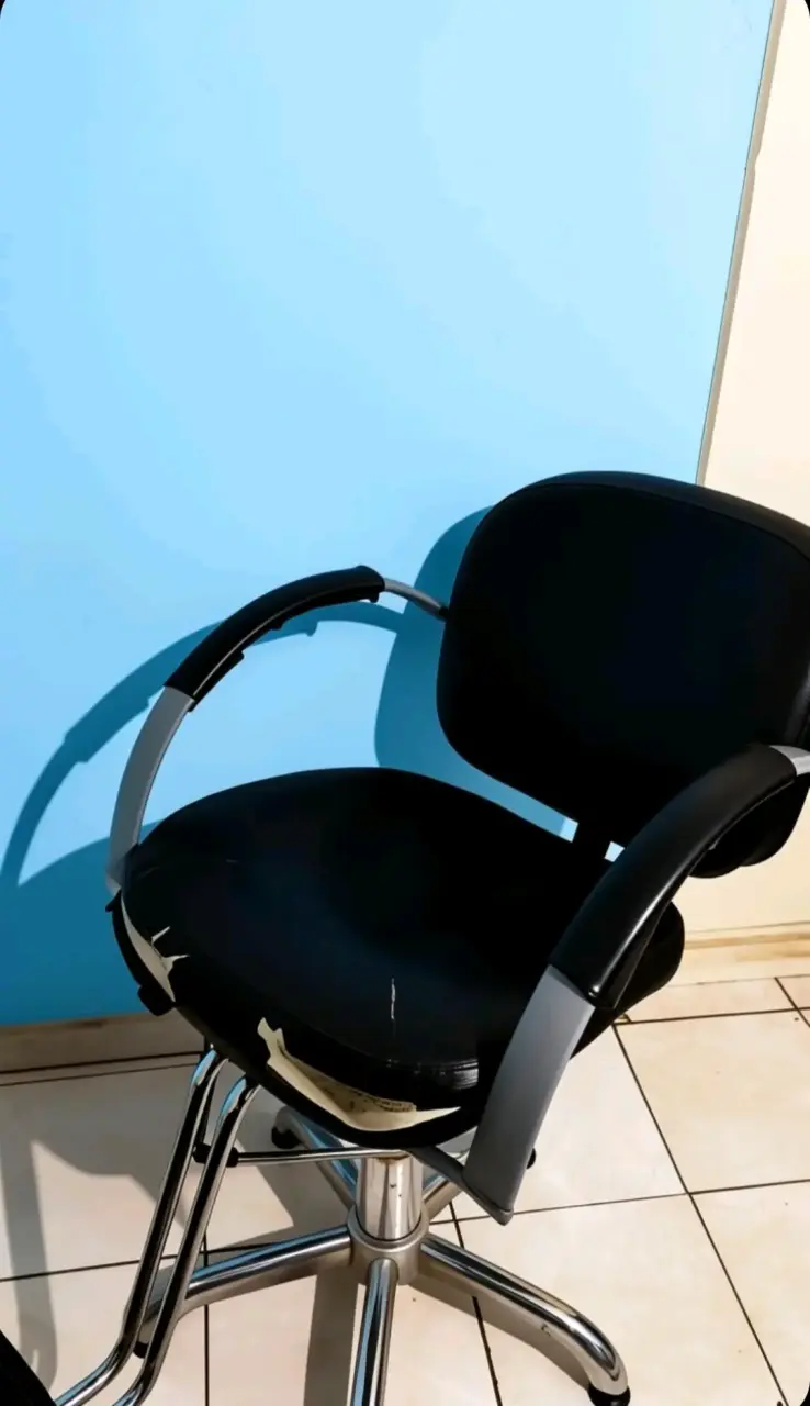 Silla de peluquería negra con base cromada - 3