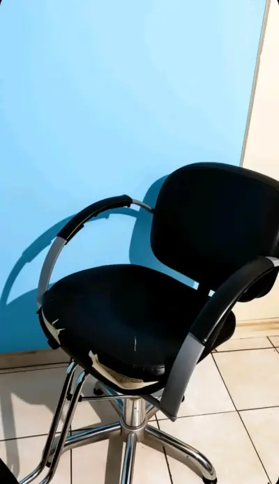 Silla de peluquería negra con base cromada - miniatura 3