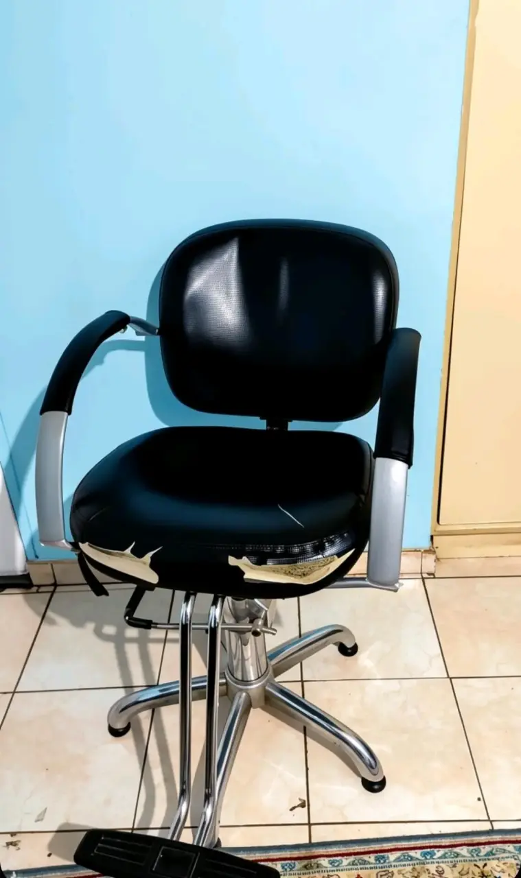 Silla de peluquería negra con base cromada - 4