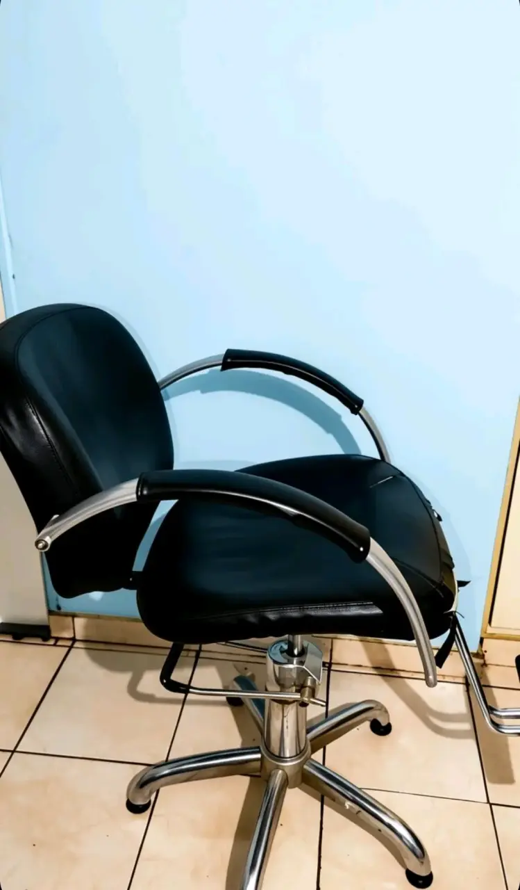 Silla de peluquería negra con base cromada - 5