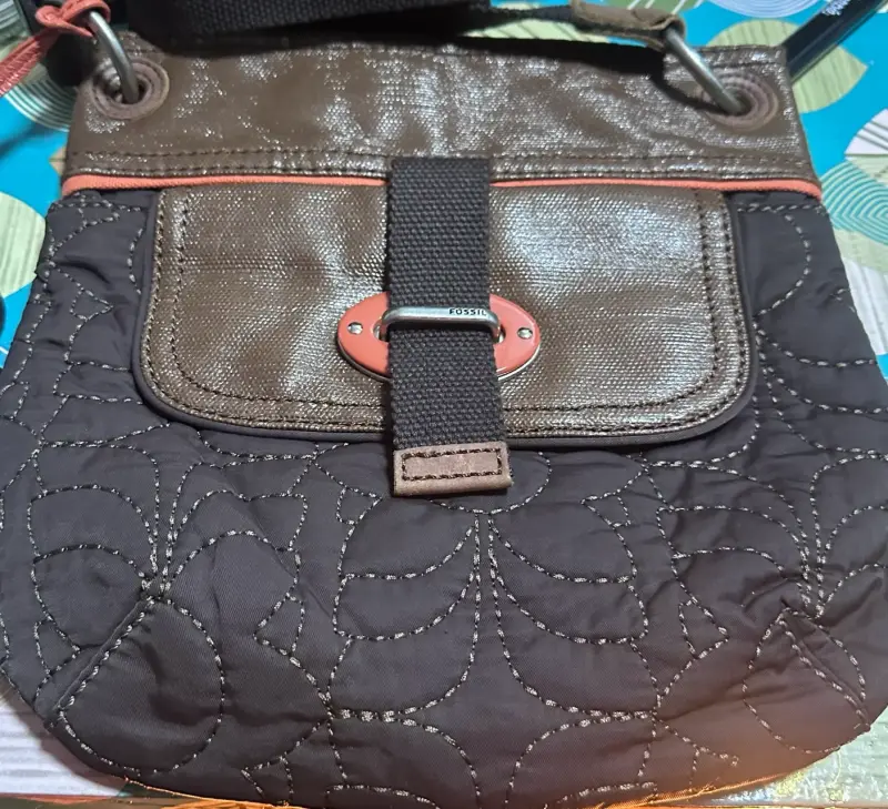 Cartera cruzada Fossil marrón con diseño acolchado - 1