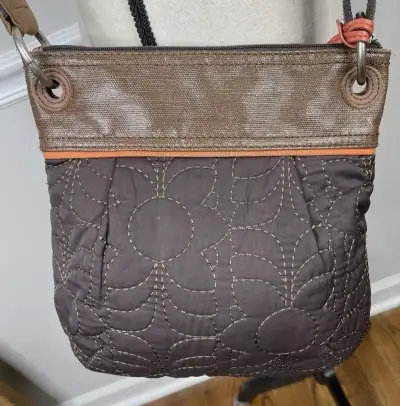 Cartera cruzada Fossil marrón con diseño acolchado - miniatura 2