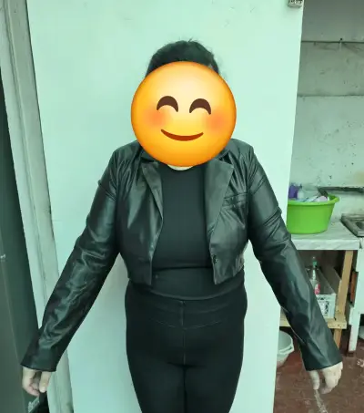 Chaqueta corta de cuero sintetico - miniatura 1