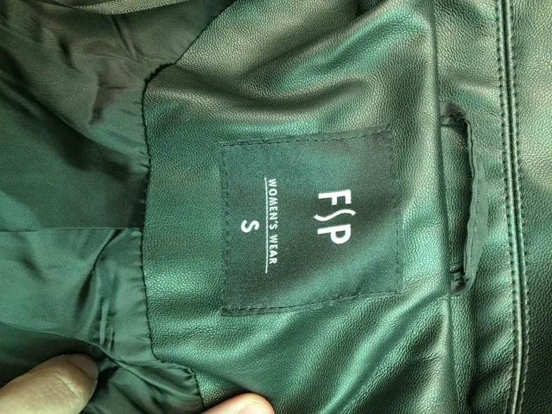 Chaqueta corta de cuero sintetico - 4