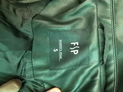 Chaqueta corta de cuero sintetico - miniatura 4