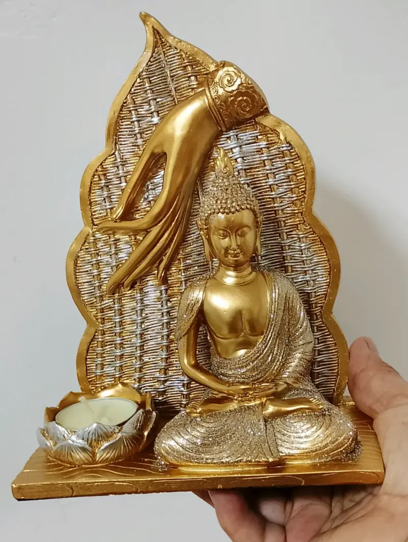 Estatua de Buda dorada con portavelas