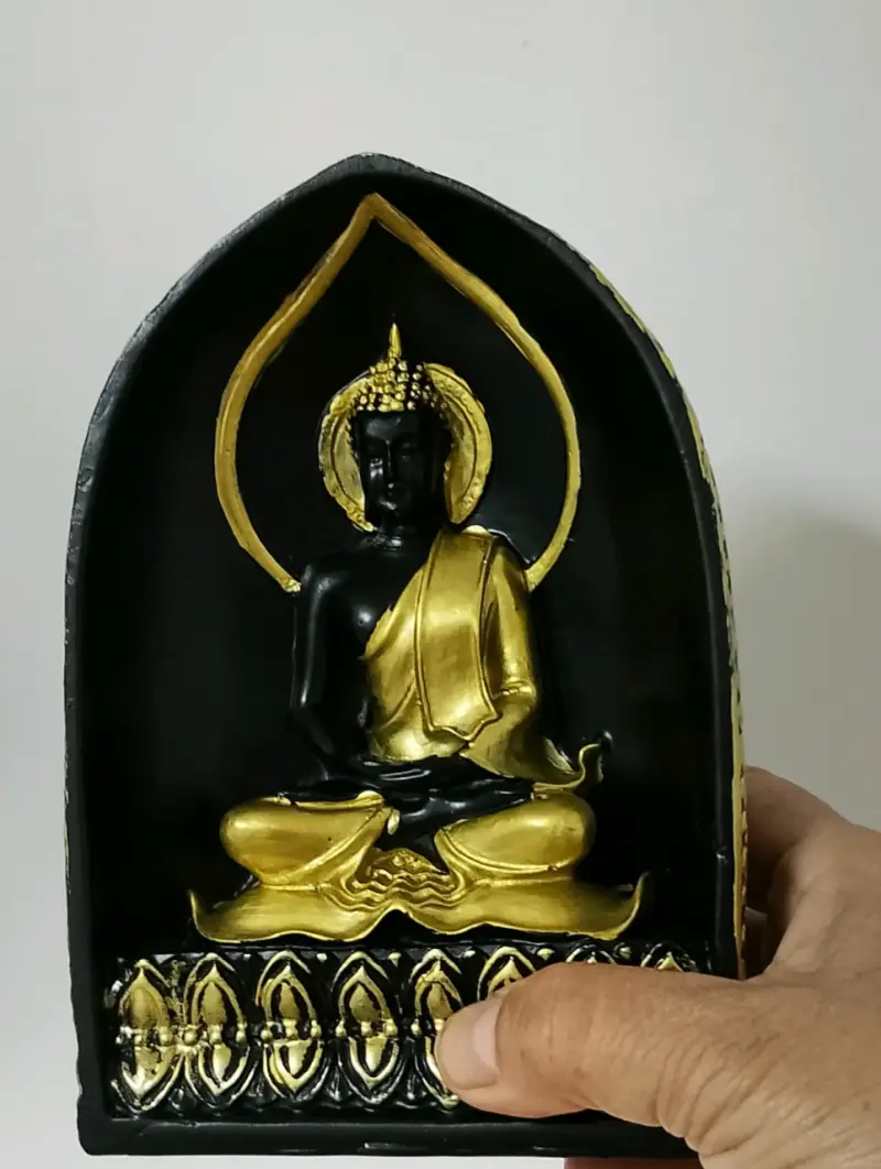 Estatua de Buda dorada con portavelas - 5