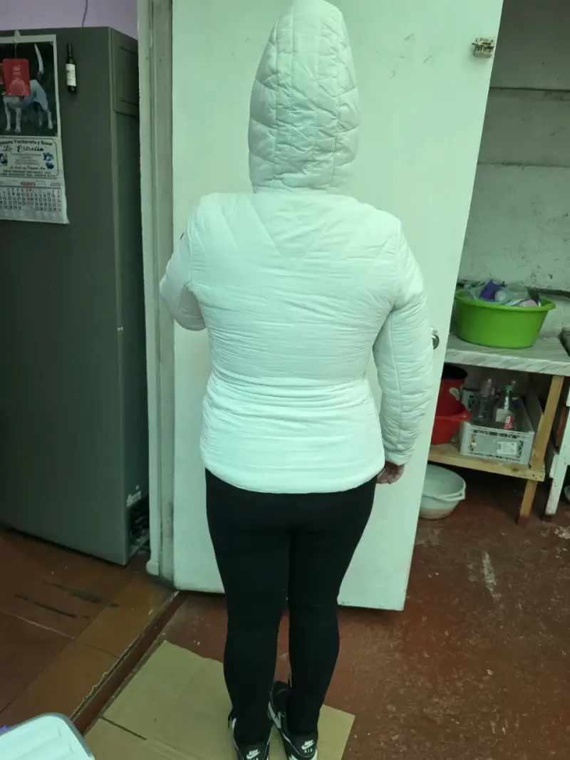 Parka blanca para mujer con capucha - 3