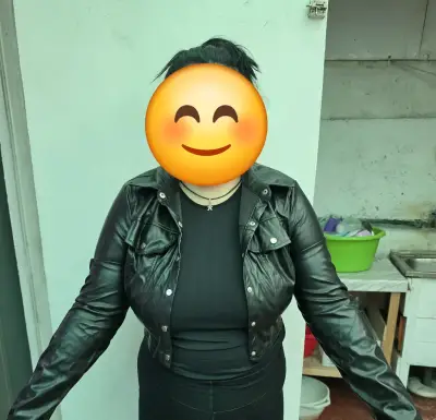 Chaqueta de cuero sintético negra elasticada - miniatura 1
