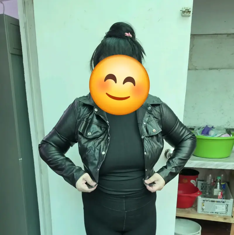 Chaqueta de cuero sintético negra elasticada - 4