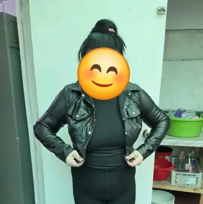 Chaqueta de cuero sintético negra elasticada - miniatura 4