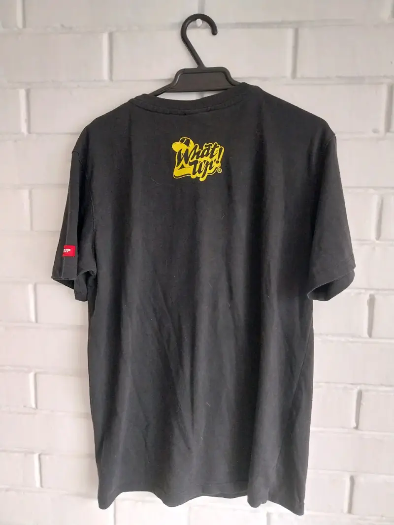 Polera negra con diseño de caricatura Whatup - 3