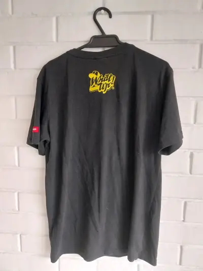 Polera negra con diseño de caricatura Whatup - miniatura 3