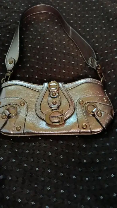 Cartera de cuero metálico con detalles dorados - miniatura 1