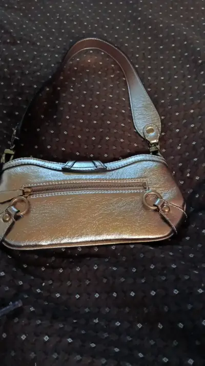 Cartera de cuero metálico con detalles dorados - miniatura 2