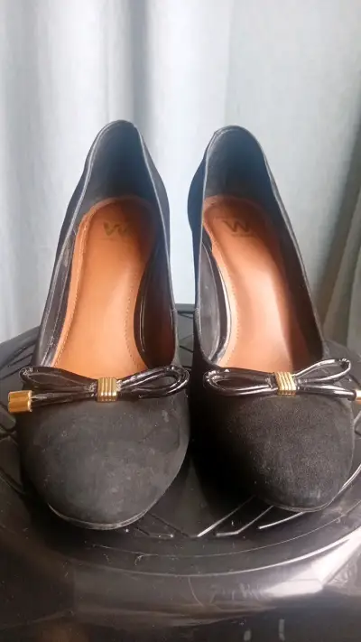 Zapatos de tacón negro con lazo dorado - miniatura 1
