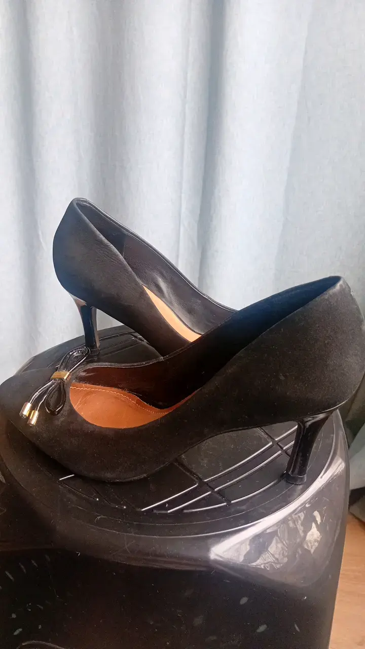 Zapatos de tacón negro con lazo dorado - 3