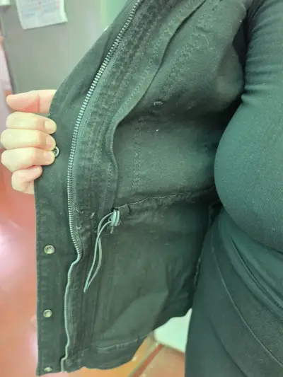 Chaqueta negra de mezclilla para mujer elasticada - miniatura 2