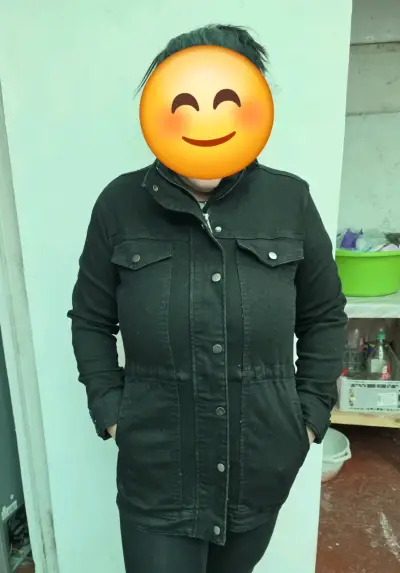 Chaqueta negra de mezclilla para mujer elasticada - miniatura 3