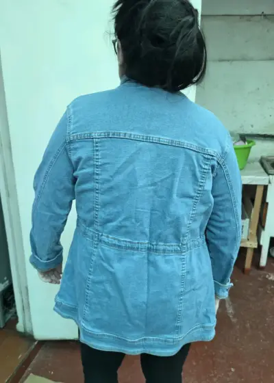 Chaqueta de mezclilla azul para mujer elasticada - miniatura 3