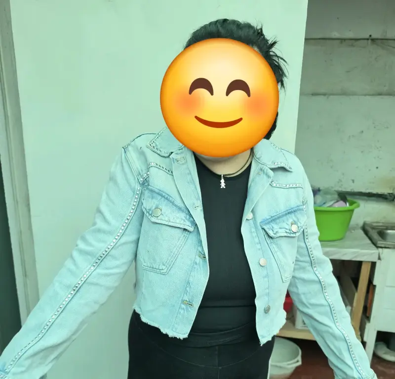Chaqueta de mezclilla con tachas para mujer Zara - 1