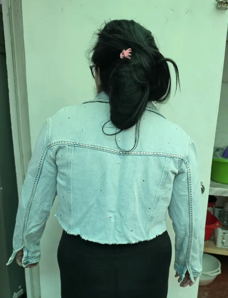 Chaqueta de mezclilla con tachas para mujer Zara - 2