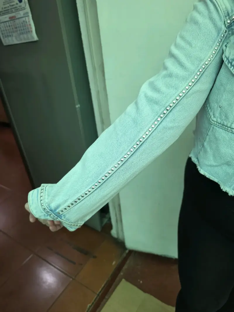 Chaqueta de mezclilla con tachas para mujer Zara - 3