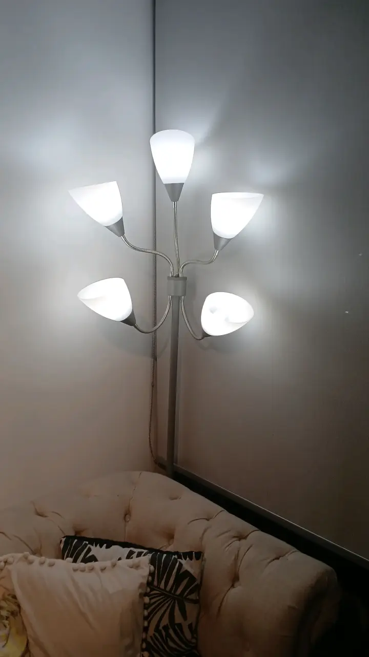 Lámpara de pie moderna con cinco luces
