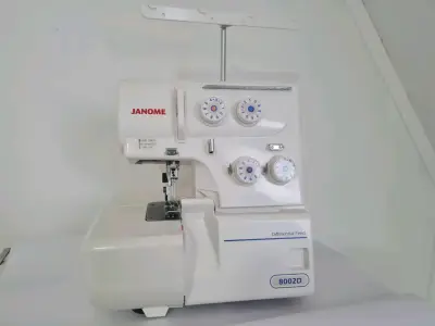Máquina Overlock Janome 8002D con Alimentación Diferencial - miniatura 1