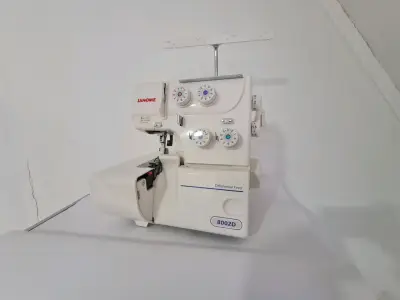 Máquina Overlock Janome 8002D con Alimentación Diferencial - miniatura 2