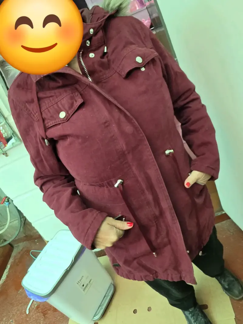 Chaqueta de Mujer Burdeo con Capucha de Pelo