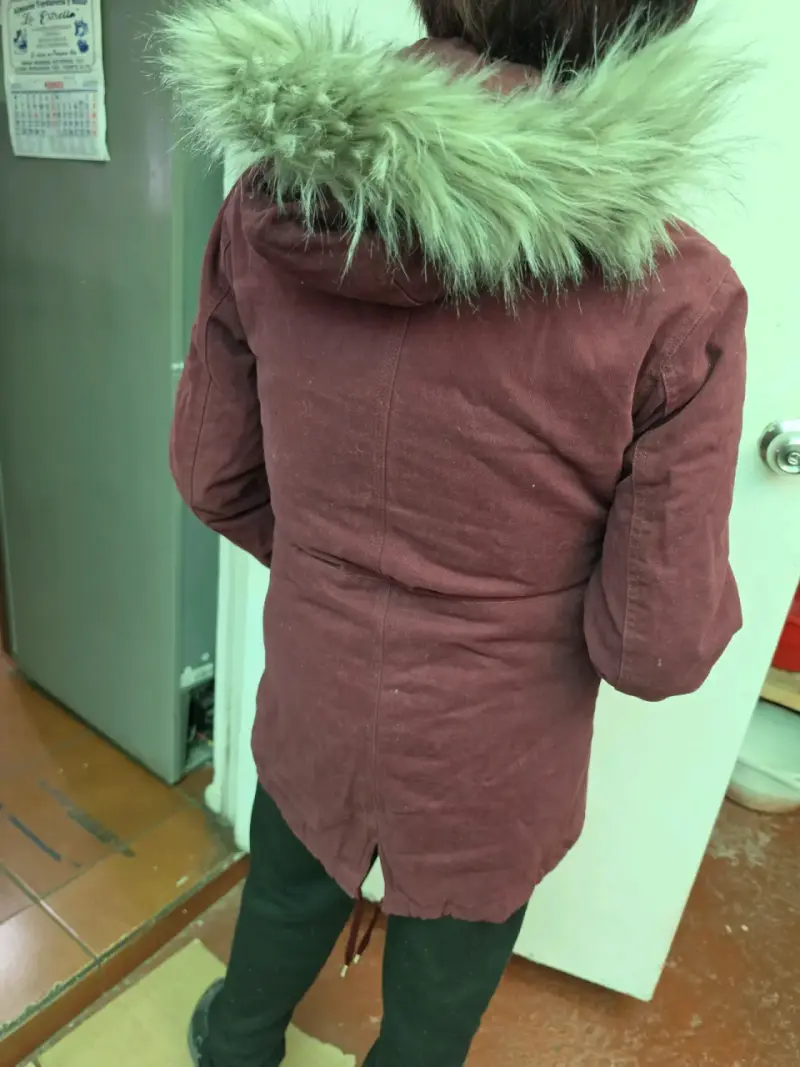 Chaqueta de Mujer Burdeo con Capucha de Pelo - 2