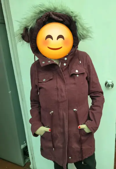 Chaqueta de Mujer Burdeo con Capucha de Pelo - miniatura 3