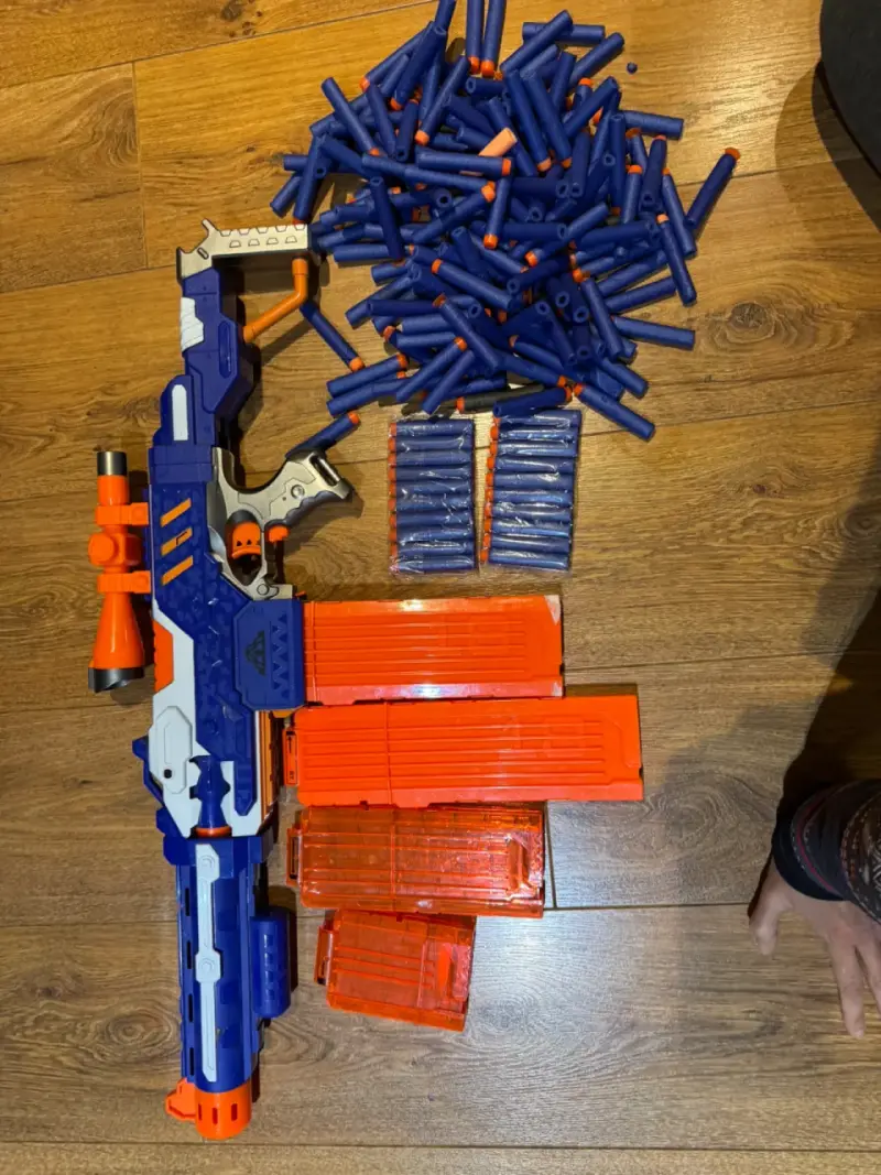 Rifle de juguete con dardos y cargadores