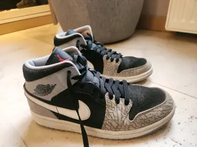 Zapatillas Nike Air Jordan negras y grises - miniatura 1