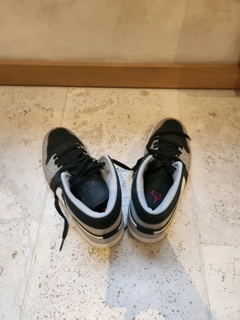 Zapatillas Nike Air Jordan negras y grises - 2