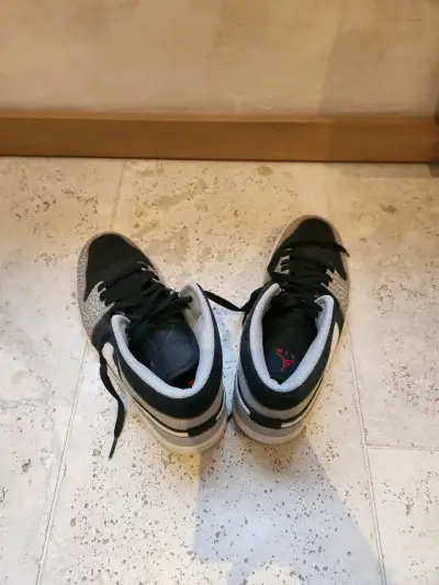 Zapatillas Nike Air Jordan negras y grises - miniatura 2