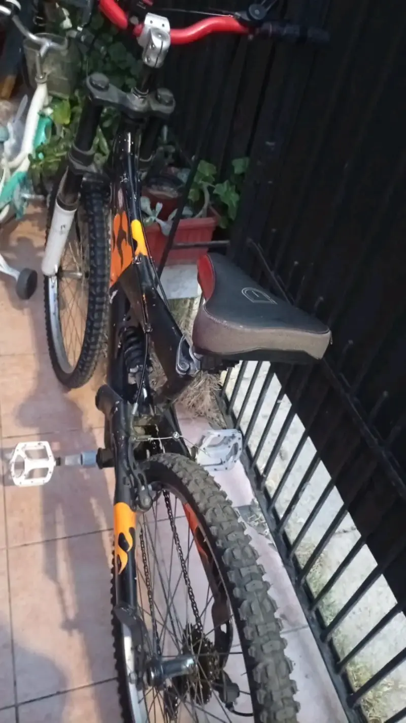 Bicicleta de montaña con suspensión y manubrio rojo