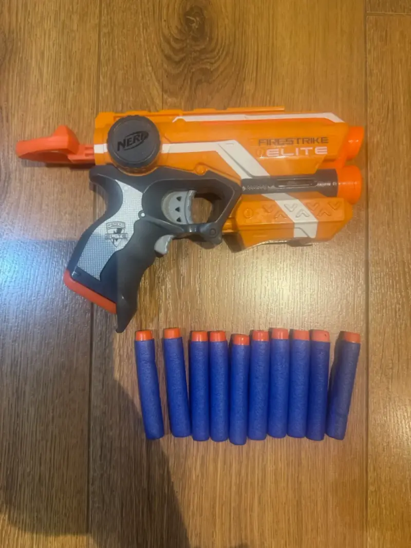 Pistola Nerf Firestrike Elite con dardos